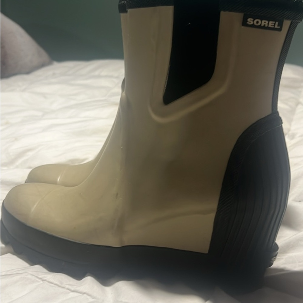 Sorel Women's Beige and Black Winter Boots